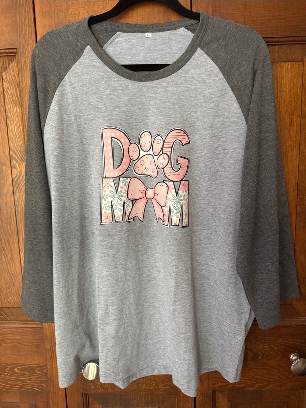 Dog Mom Raglan Tee in Gray and Dark Gray